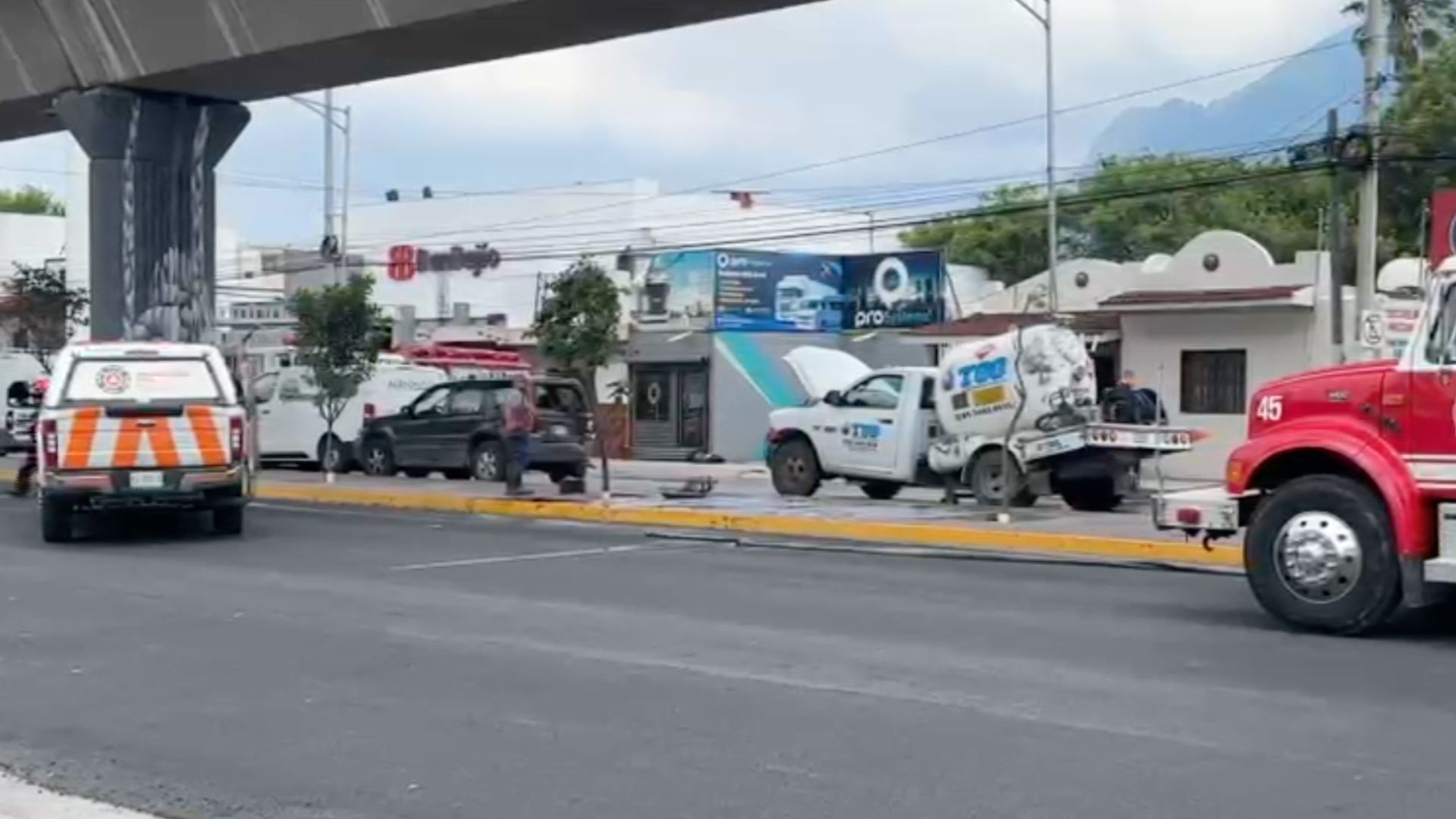 Choque entre pipa y camioneta